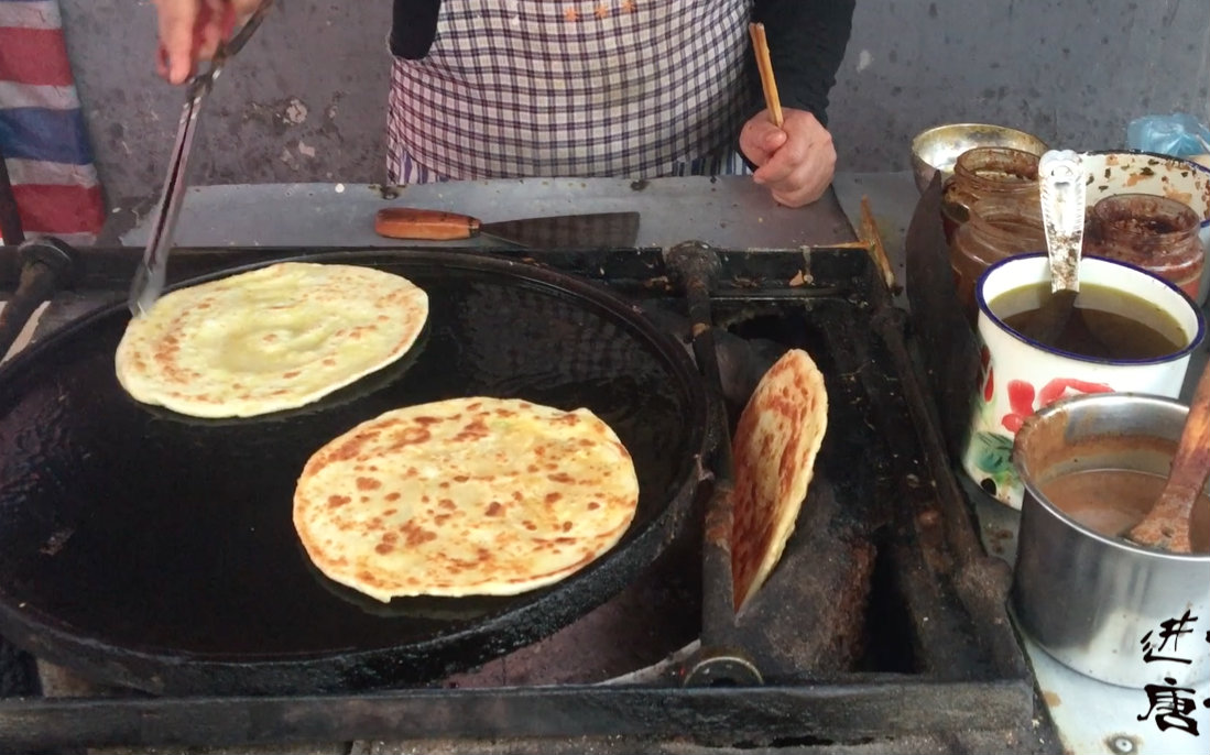 进击的唐一鸣:街头美食鸡蛋灌饼,最正宗的做法是要烤的你造吗