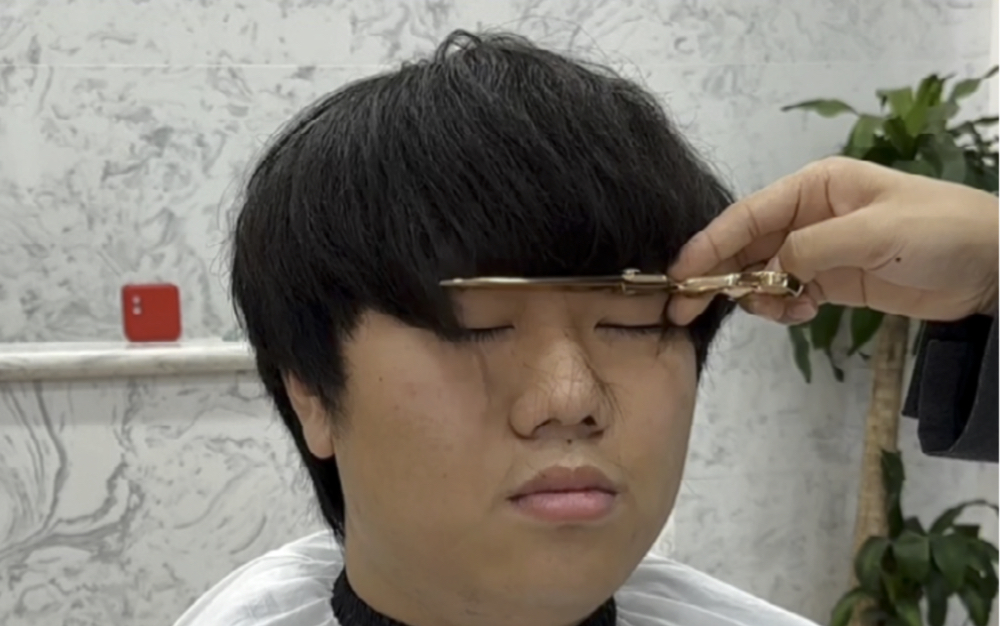 18岁东北小哥跨越2000公里来成都拯救发型