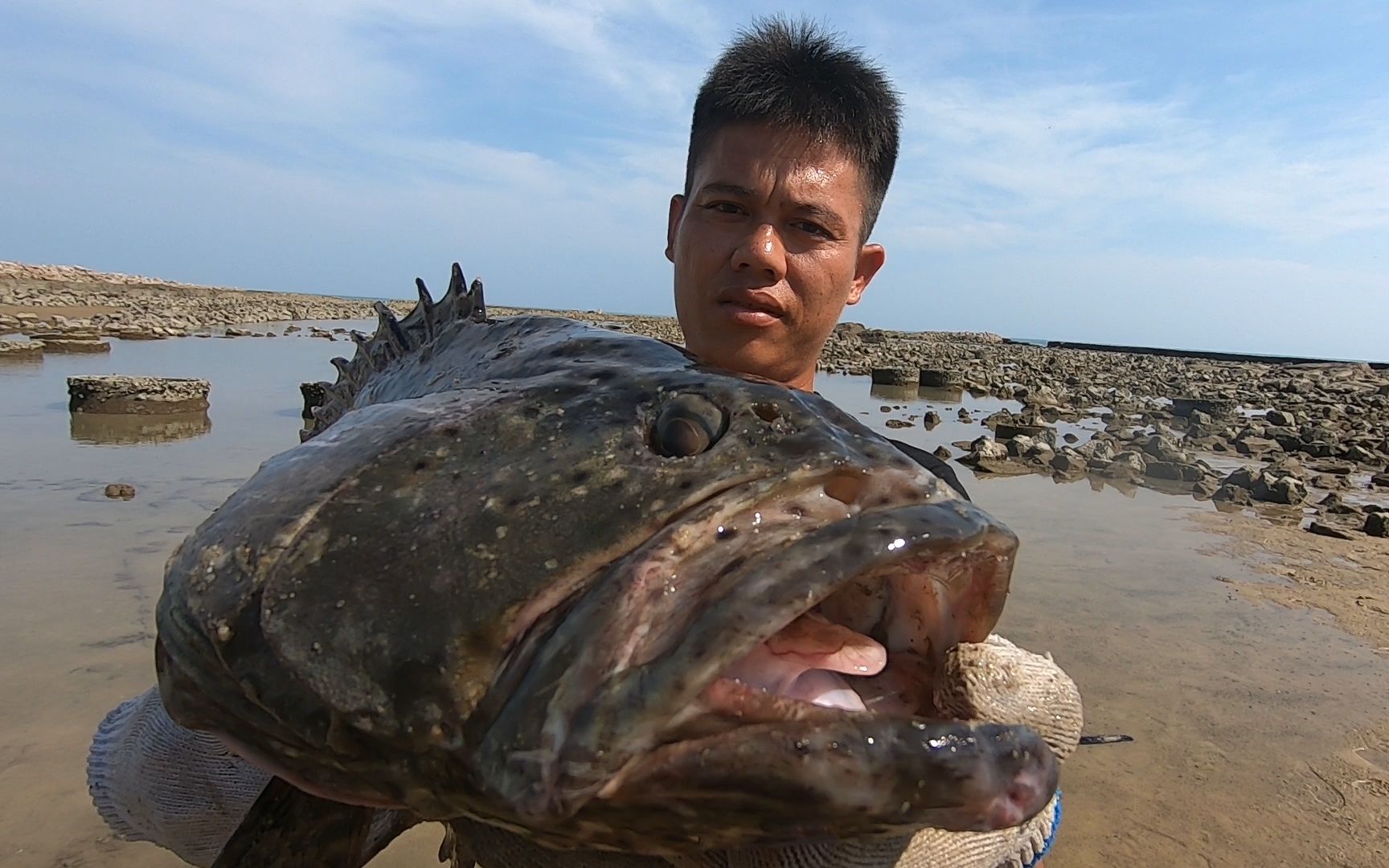 阿平又拍赶海大片鲍鱼养殖场勇斗生猛大海货一个小时才分胜负