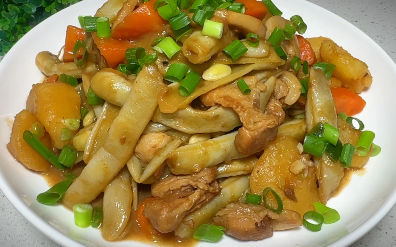 东北农家特色菜,土豆炖豆角别直接下锅炖,多做这一步味道才正宗