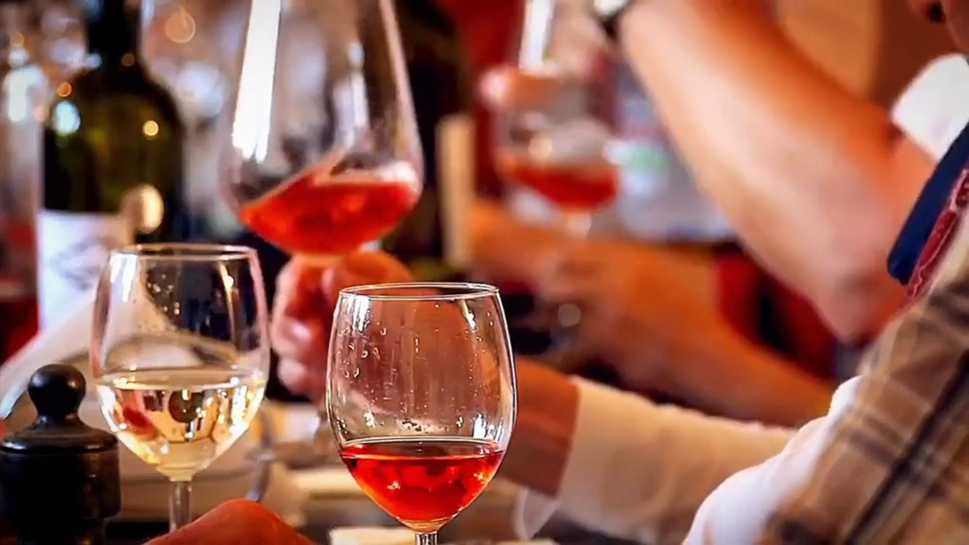 男子参加喜宴饮酒,次日左手受伤致残被判担主责,新郎家赔16万