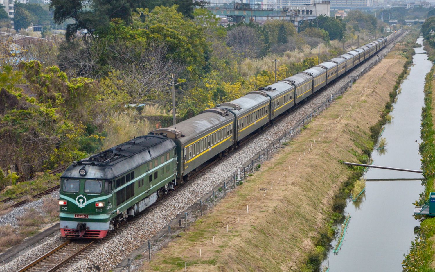 【火车迷】西瓜拉客!广铁df4b牵引临客.