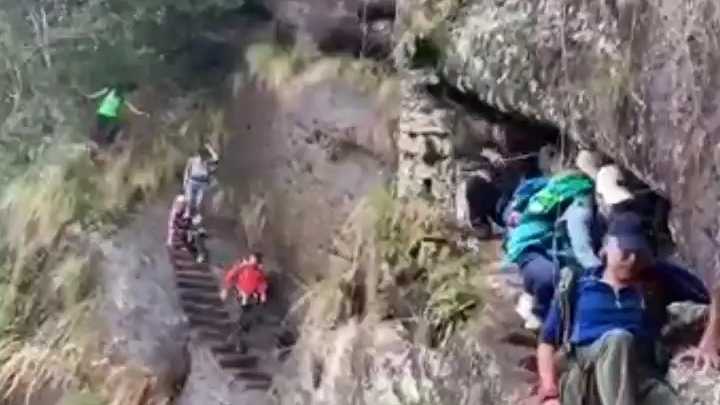 [图]3月4号福建武夷山事件，一男子在爬山时，因左腿没站稳滑下山