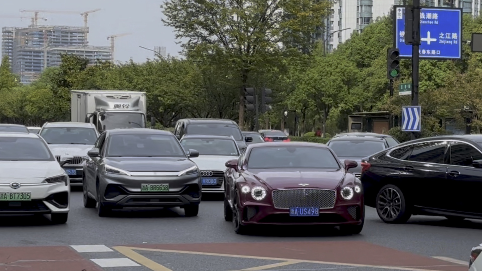 比亚迪偶遇宾利,同样是b开头,终究比亚迪败下阵来