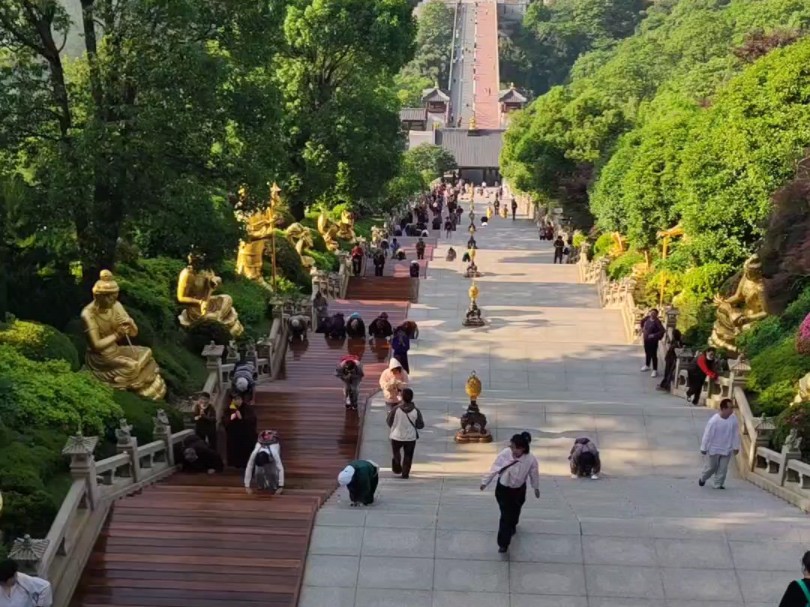 东林大佛 信众朝拜东林大佛 礼拜大佛 庐山东林寺 (四)哔哩哔哩bilibili