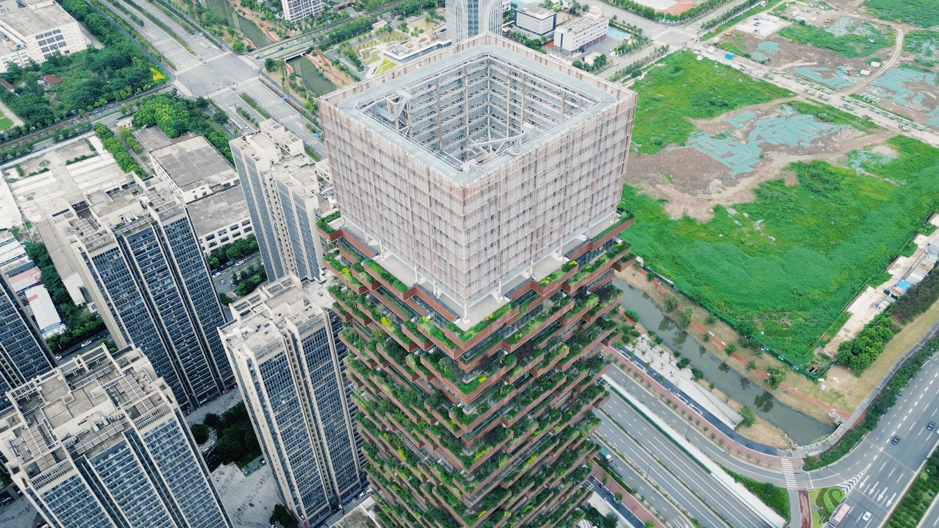 南京江北新区"垂直森林",由两座塔楼组成,其中一座高200米,共有35层