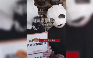 Tải video: 刘大锤爆料，有一位王姓男艺人，司机曾把两个女孩接到他家，三人一夜未出。这剧情好像有点似曾相识哦~