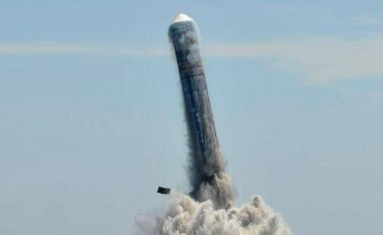 中国巨浪2潜射弹道导弹发射画面首次曝光!