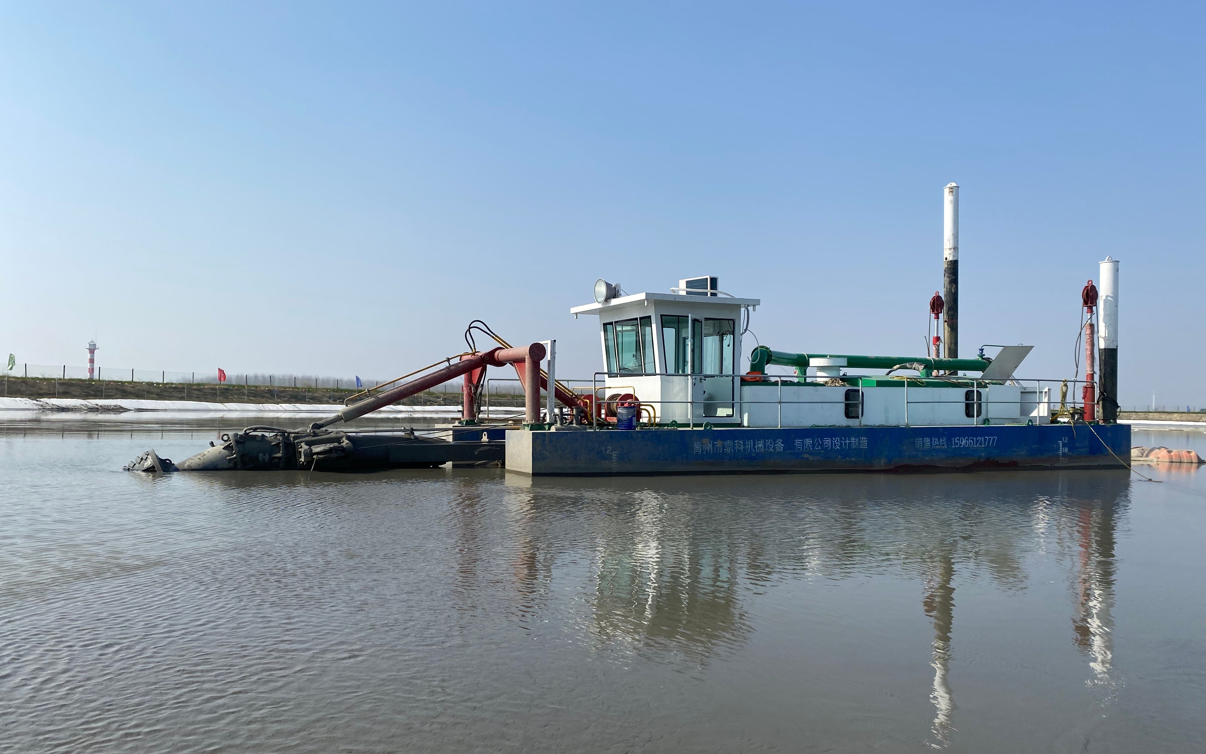 青州市鼎科船舶三体电机挖泥船疏浚清淤挖泥船下水