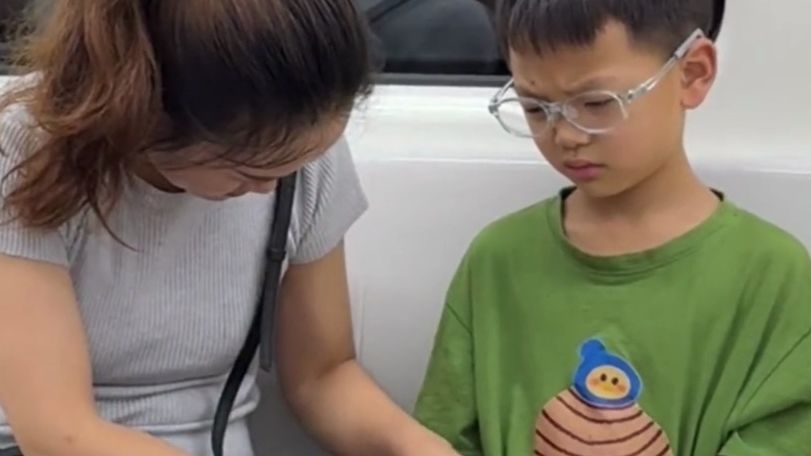 贵州地铁上男孩抱怨听障妈妈更爱姐姐，妈妈温柔回应。网友：孩子无声的手势也藏着对妈妈的爱！