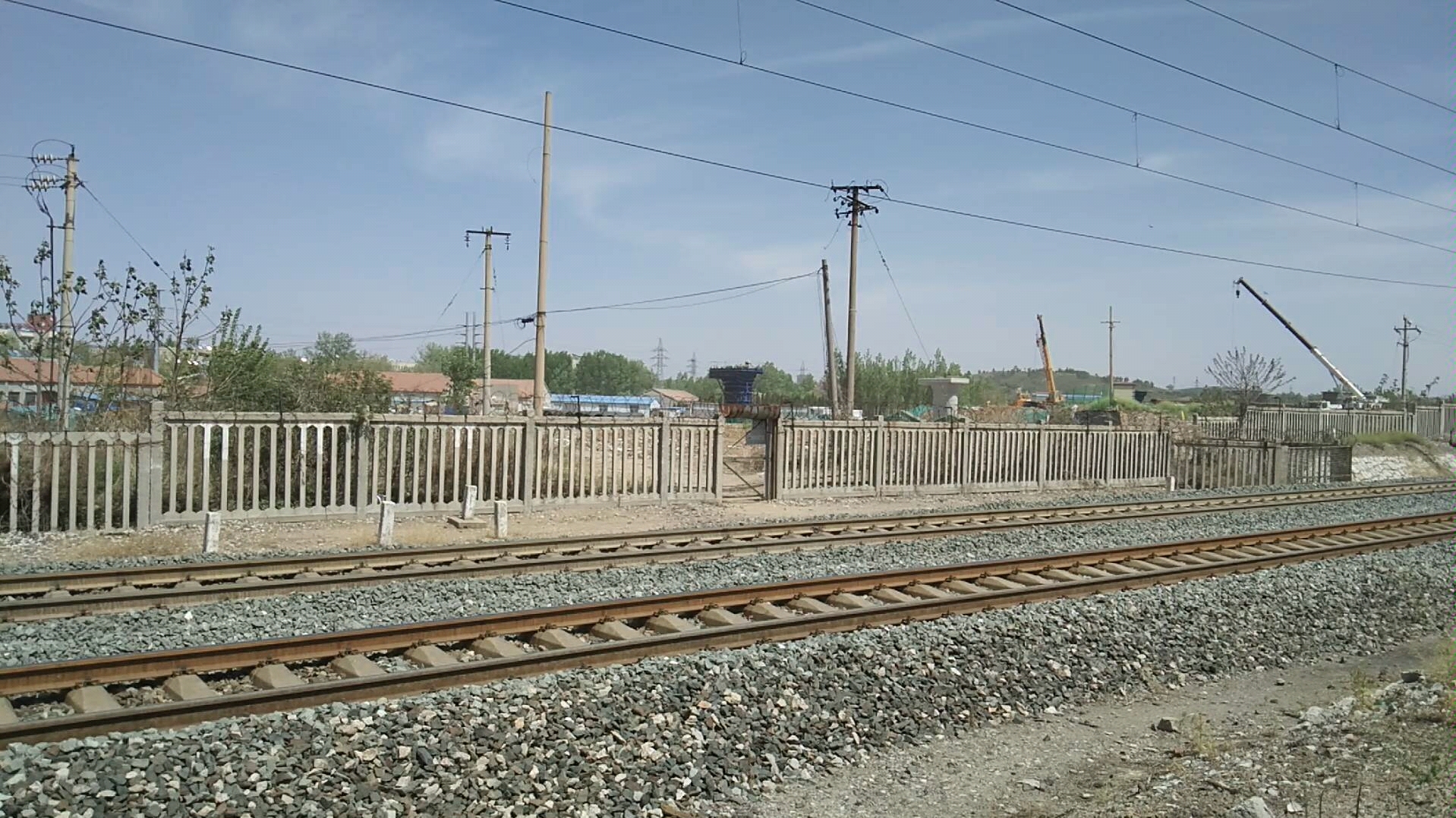 仅剩2节原色25g车底的k1216次限速通过周村站