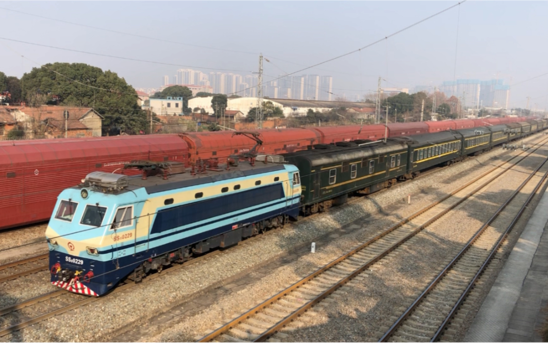 湖北武汉,实拍广铁长段ss8牵引列车经过,这种火车头在武汉很罕见