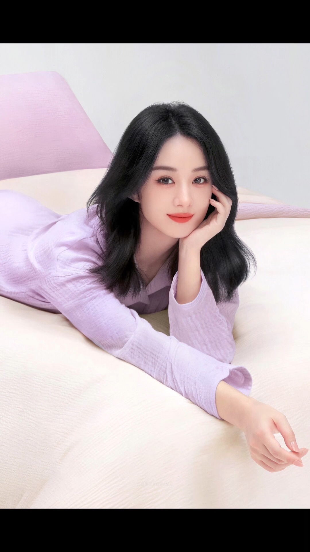 这是拥有奶油般丝滑肌肤的女神赵丽颖,好了我要考虑去买她穿的睡衣了