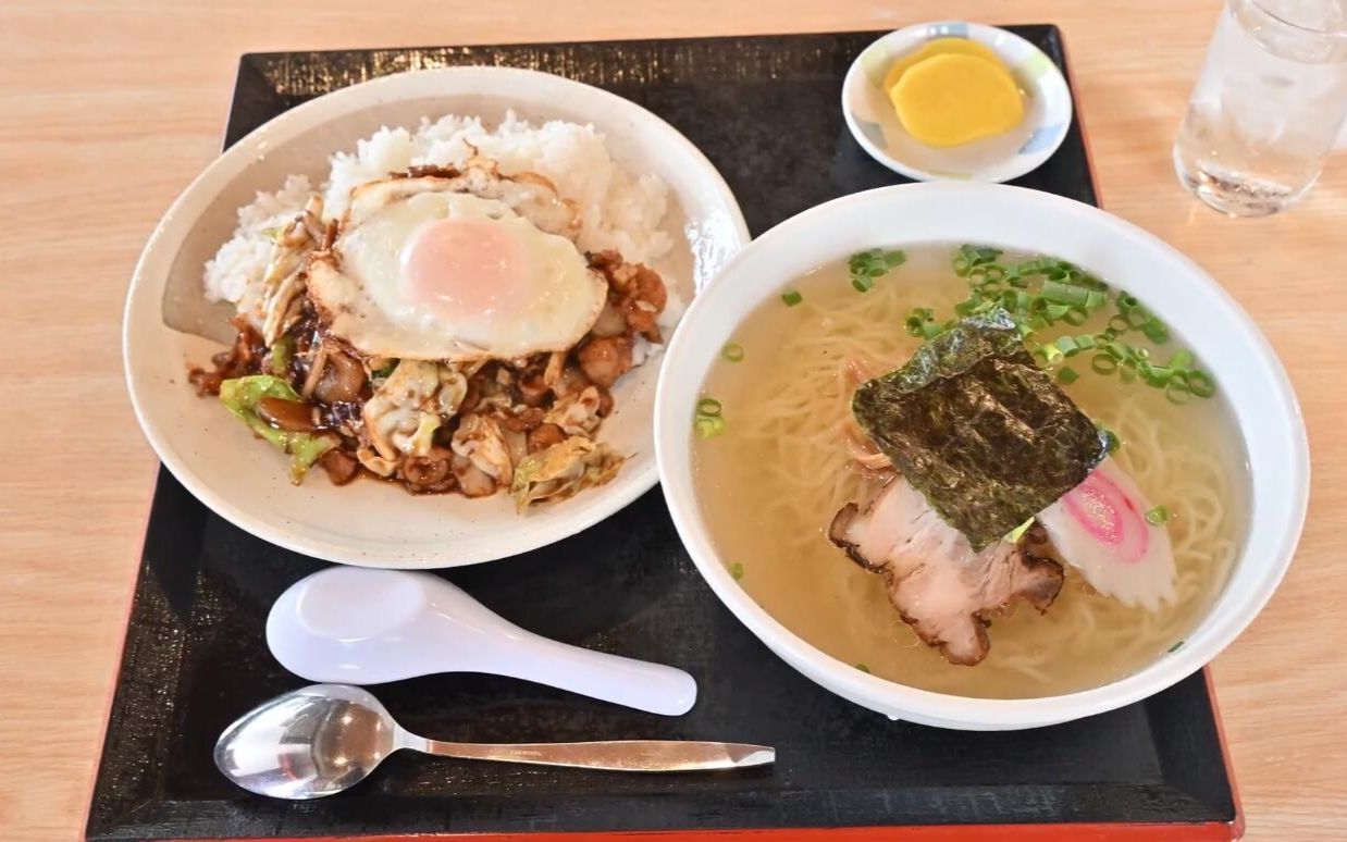 [图]日本大货司机喜欢什么样的饭馆？有炒饭有拉面，30几块钱吃到饱