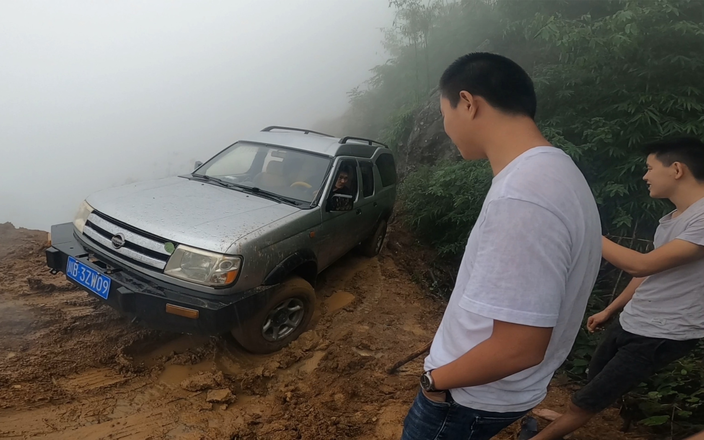 陈半仙跟老表开着四驱越野车爬山,结果在半路陷车,外边就是悬崖