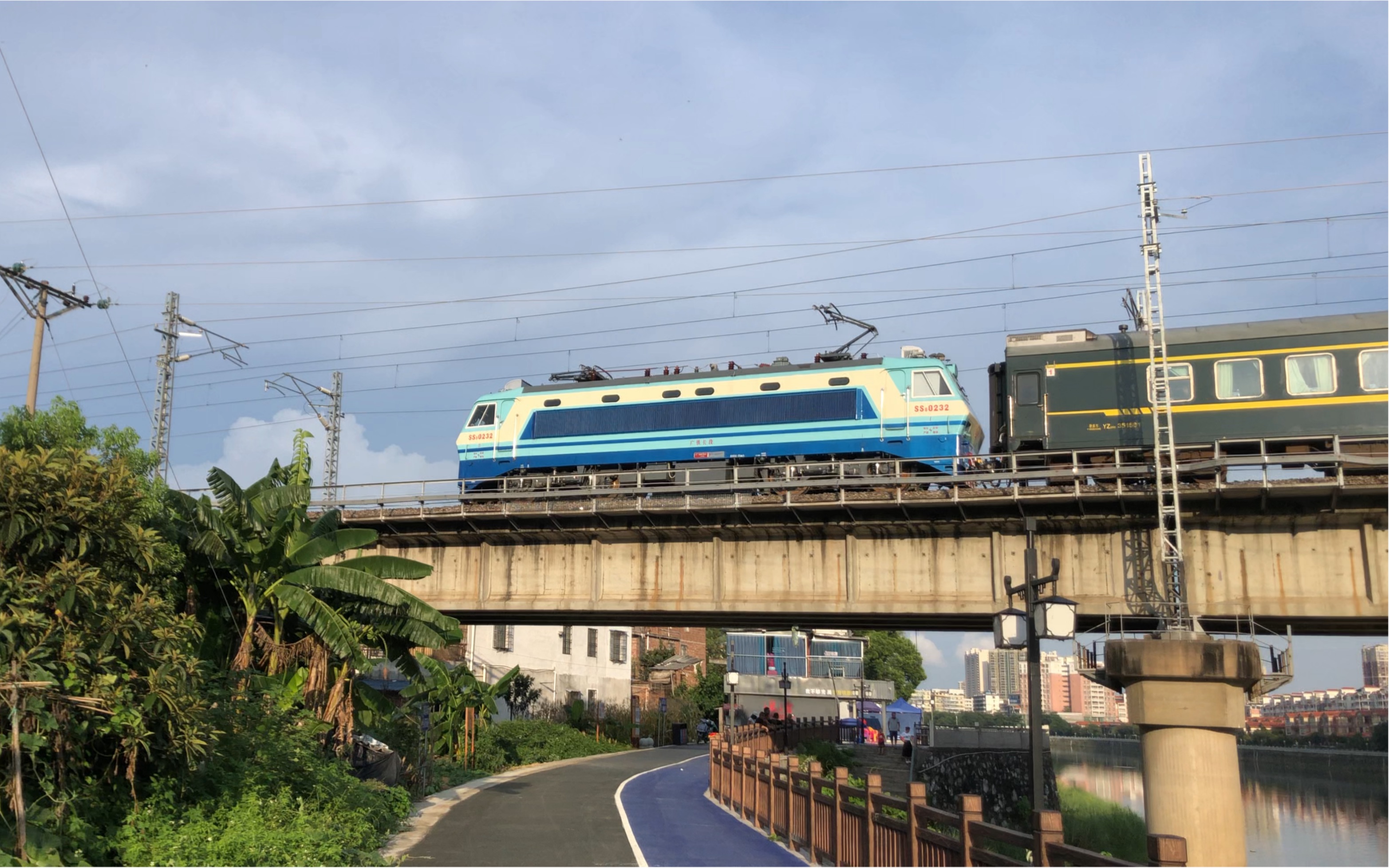 晚点近三个半小时的k1347(西安—深圳)加速通过武水桥