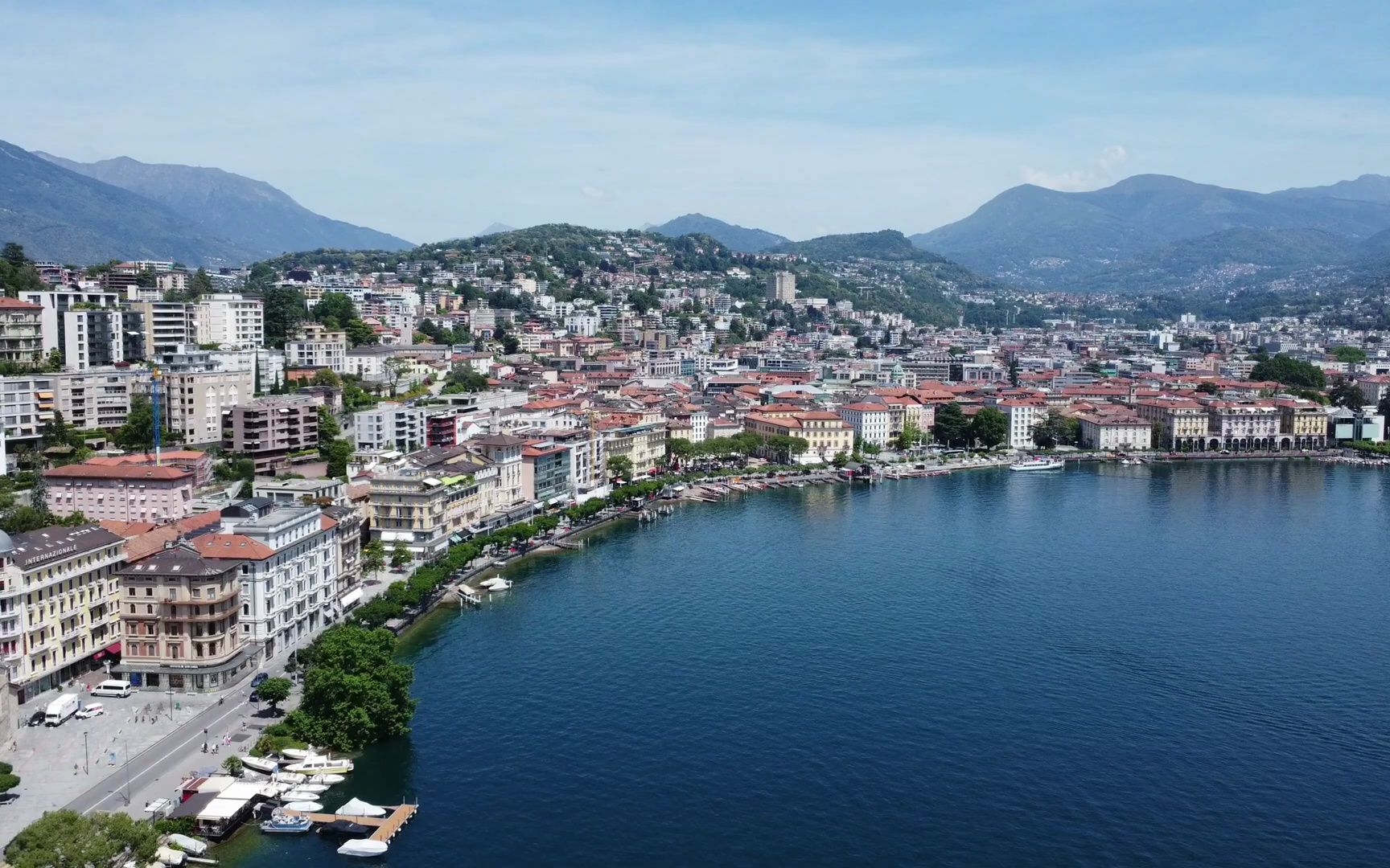 航拍卢加诺湖和湖边的卢加诺城市