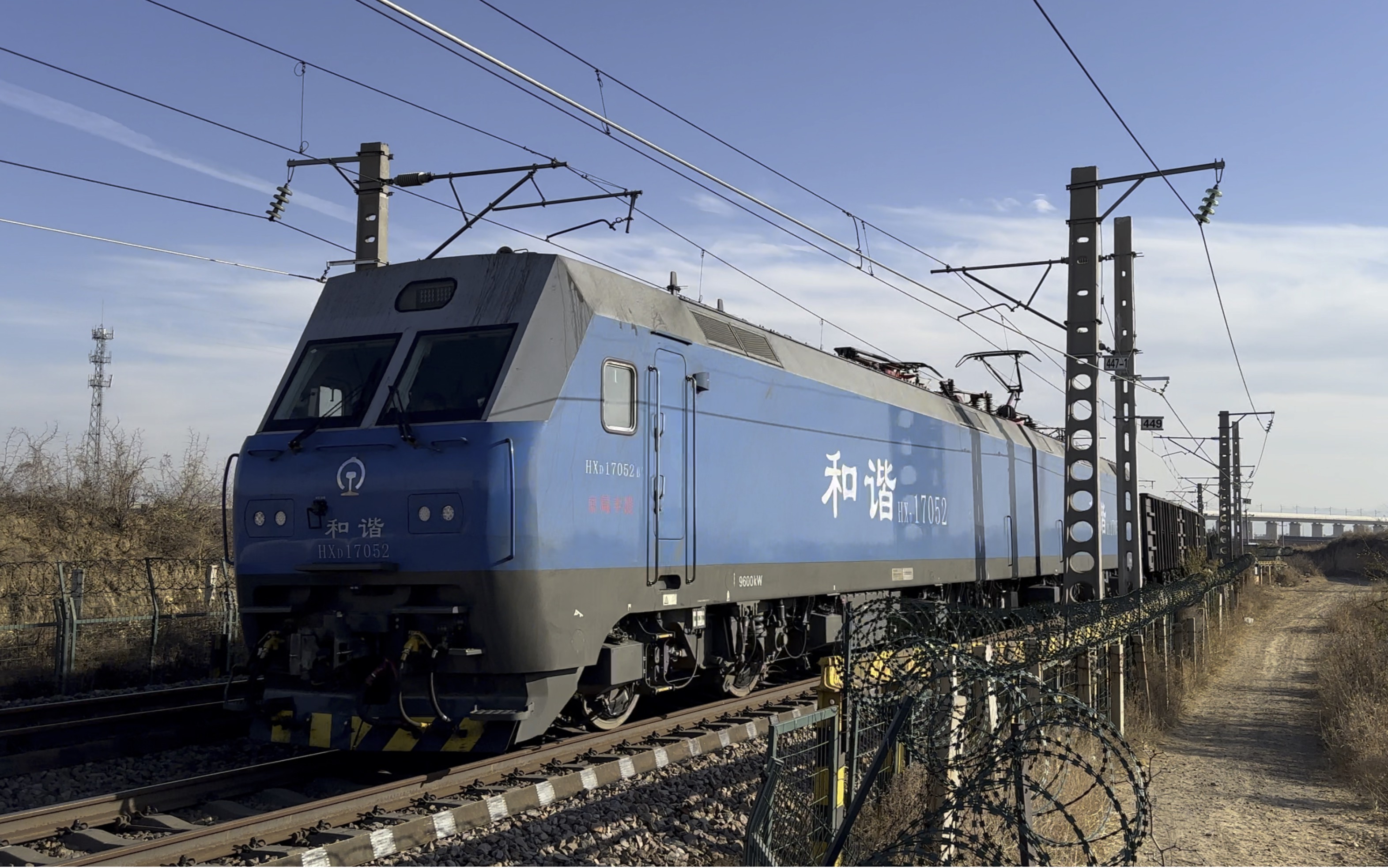 京局丰段hxd1 7052牵引c70a空车下行通过