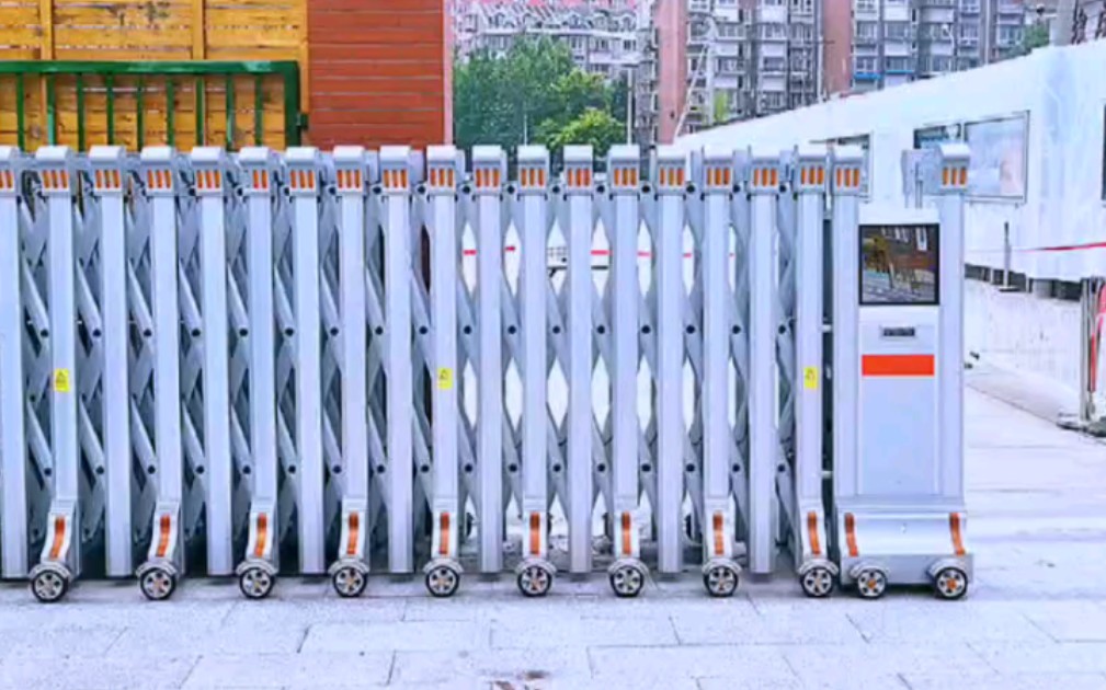 专业安装 幼儿园铝合金电动伸缩门 厂家安装现场 华盾峻达案例分享