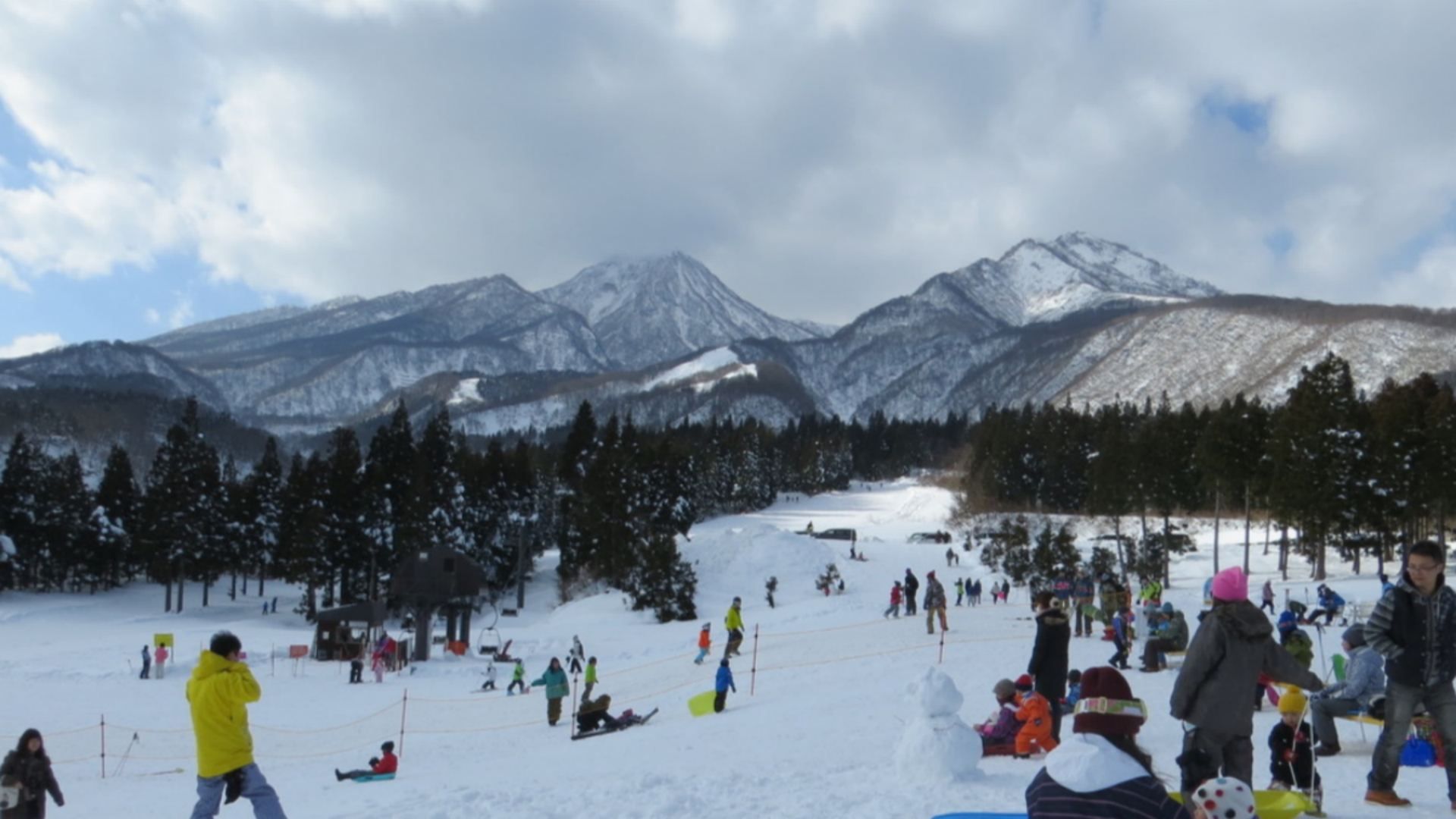 中国游客日本滑雪身亡,在禁区雪洞中被发现:底部有一条溪流哔哩哔哩bilibili