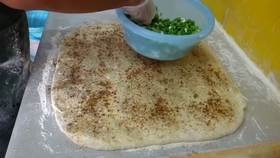台湾街头美食 台中美食河南葱花大饼 葱香酥脆 哔哩哔哩 つロ干杯 Bilibili