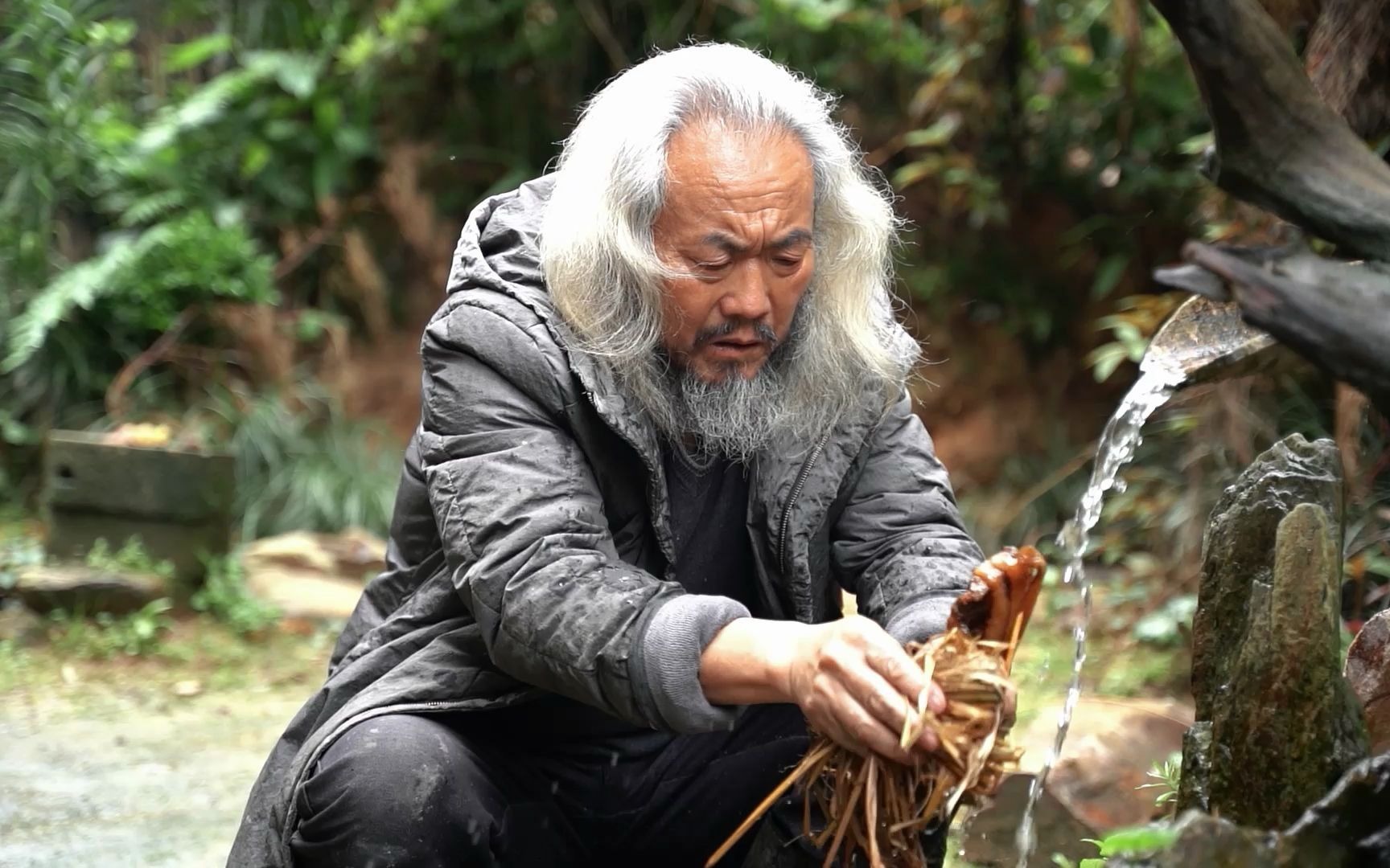 农村老爷爷柴火煮腊肉用草木灰清洗干净肥而不腻吃起来真带劲