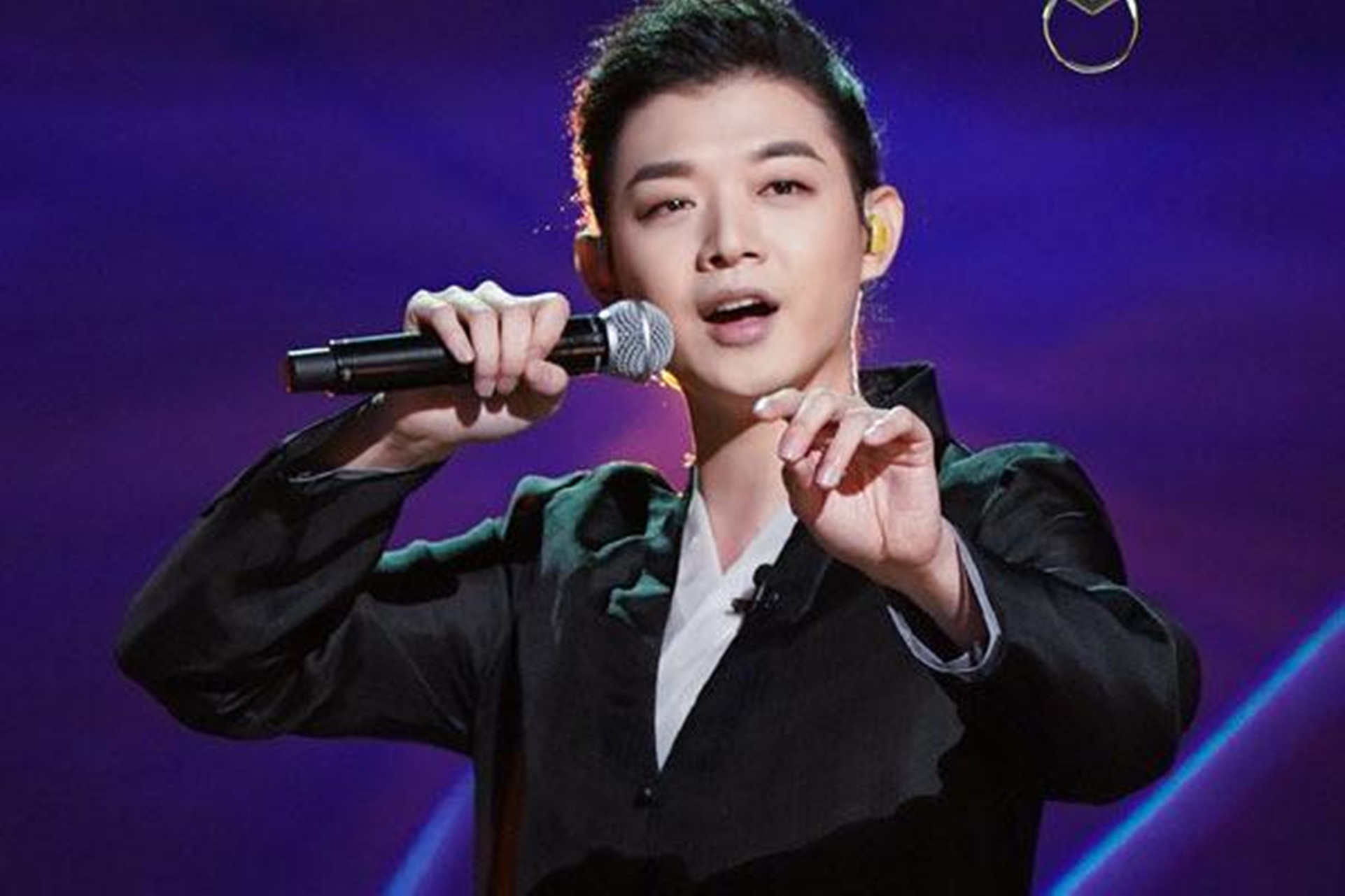 霍尊根本配不上陈露,陈露的简历可以证明,她不是糟糠之妻