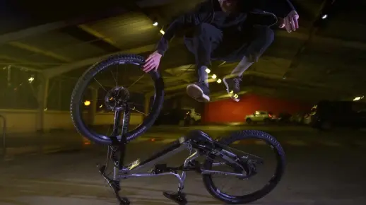 【COMMENCAL】特殊的风格 一部将 BMX Flat 与 META POWER 结合的视频