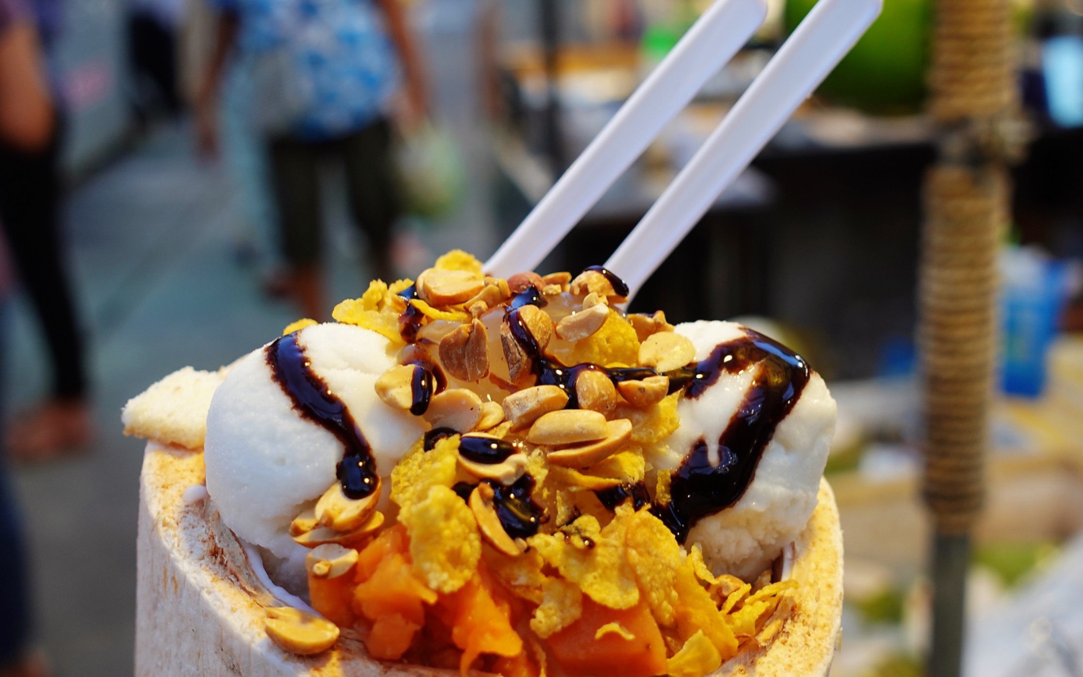 【泰国街头】夜市必吃的椰子冰激凌/好多配料自选_哔哩哔哩_bilibili