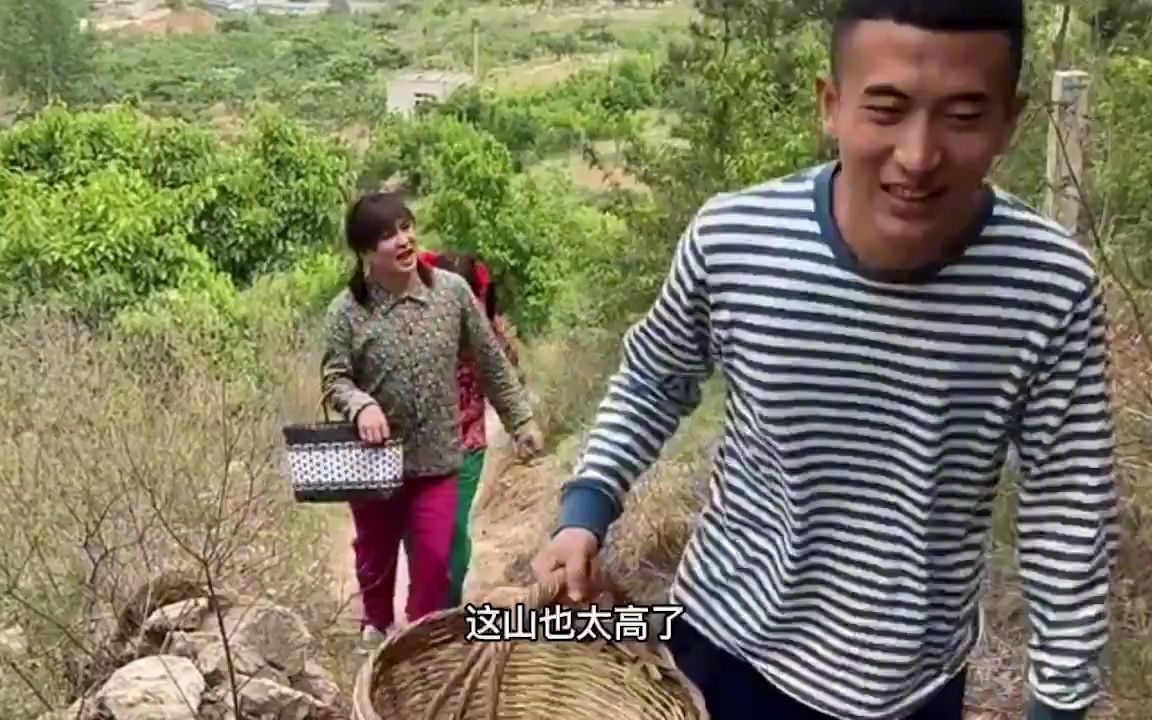 [图]大丫头和邻居采山菜，偷懒睡着，结果浑身起包，妈妈涂口水止痒！