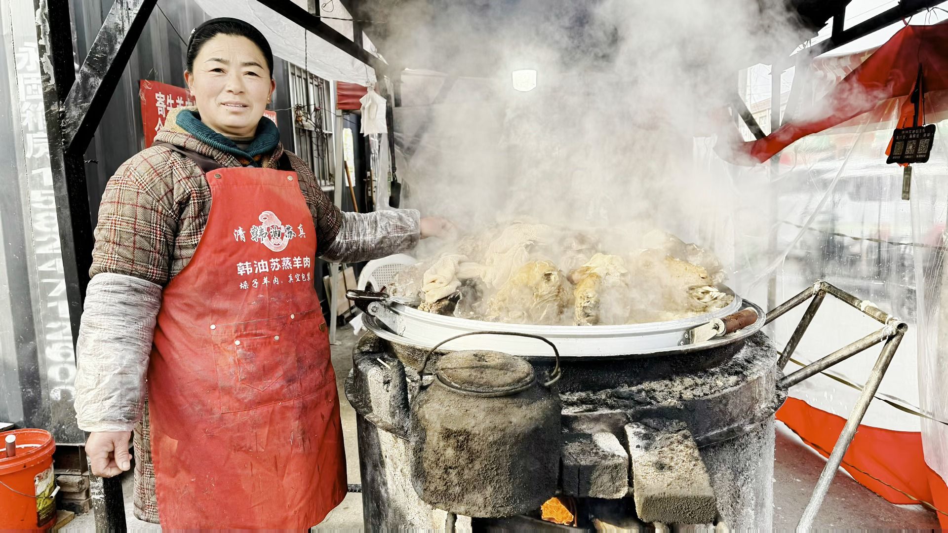 河南商丘,柘城乡镇柴火蒸羊肉,一锅三只羊一斤85块,羊汤不要钱哔哩哔哩bilibili