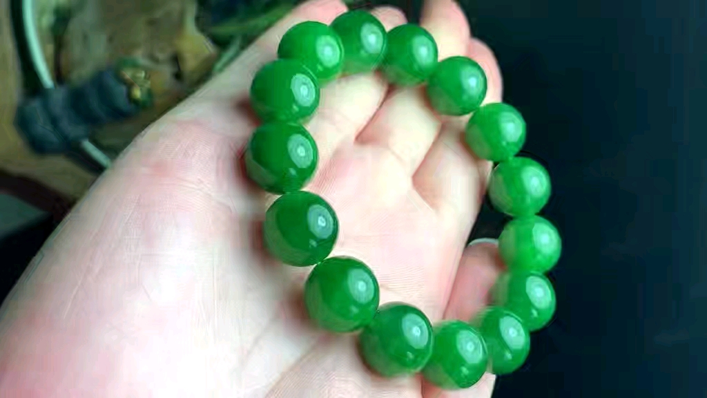 和田玉碧玉冰底艳阳绿手链手串 品相完美 无黑点无裂 颜色冰透艳绿 阳