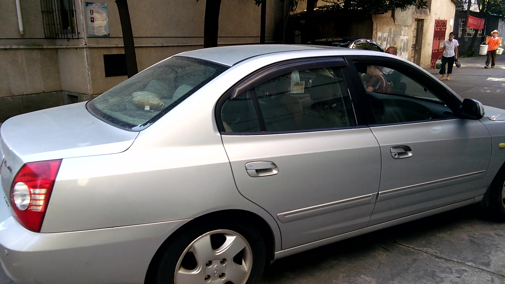 老李开走的北京现代老款伊兰特银色小轿车湘f12507