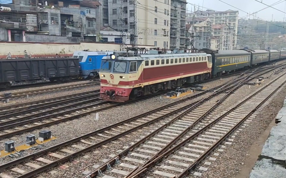 晨雾下的怀化站,短暂小繁忙