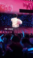 Download Video: 突然发现安保大哥也和大家一起合唱小美满！哈哈！不愧是国民爆曲了。     @卡布叻_周深