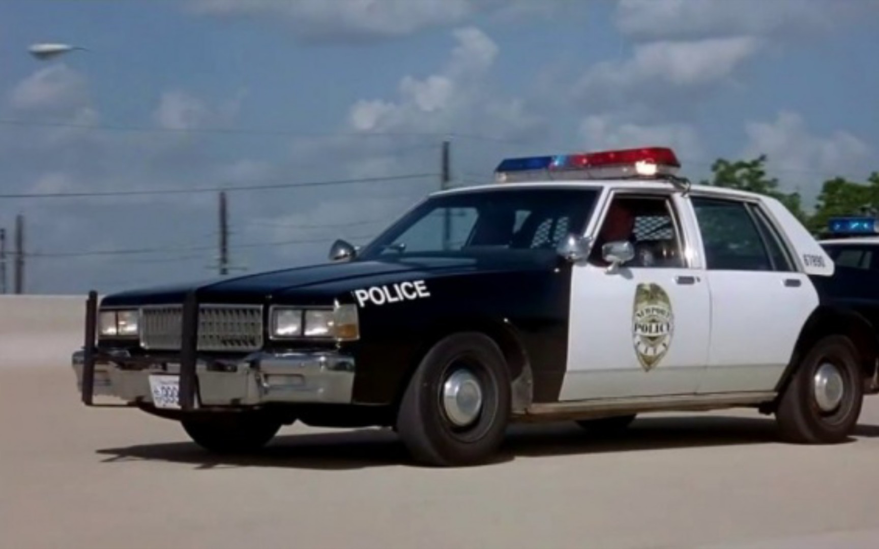 老式雪佛兰警车和警用装甲车