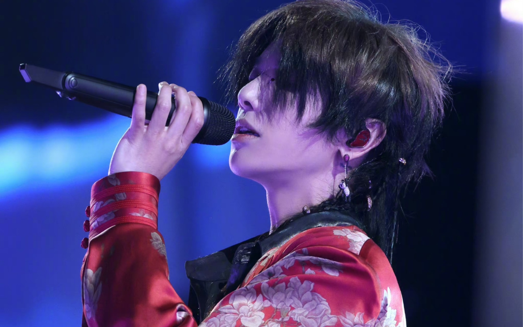 顶级先锋音乐艺术家华晨宇彰显独特的迷人魅力和高尚的音乐艺术家的