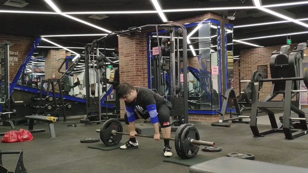 练完腿后泽奇深蹲尝试,100kg_哔哩哔哩 (゜-゜)つロ 干杯~-bilibili