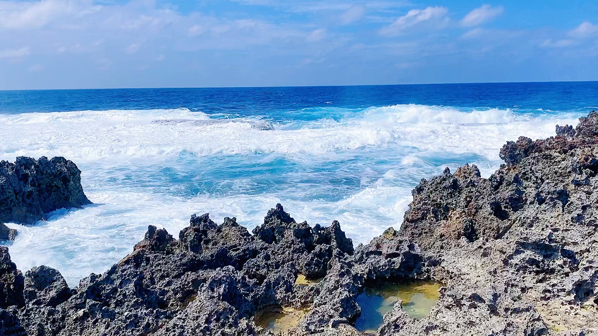 [图]残波岬?大浪?太有震撼力了！蓝色的海水涌起滚滚浪花，浪涛拍打着岸边的礁石?#冲绳#日本#冲绳旅游#浪花 #一起看海