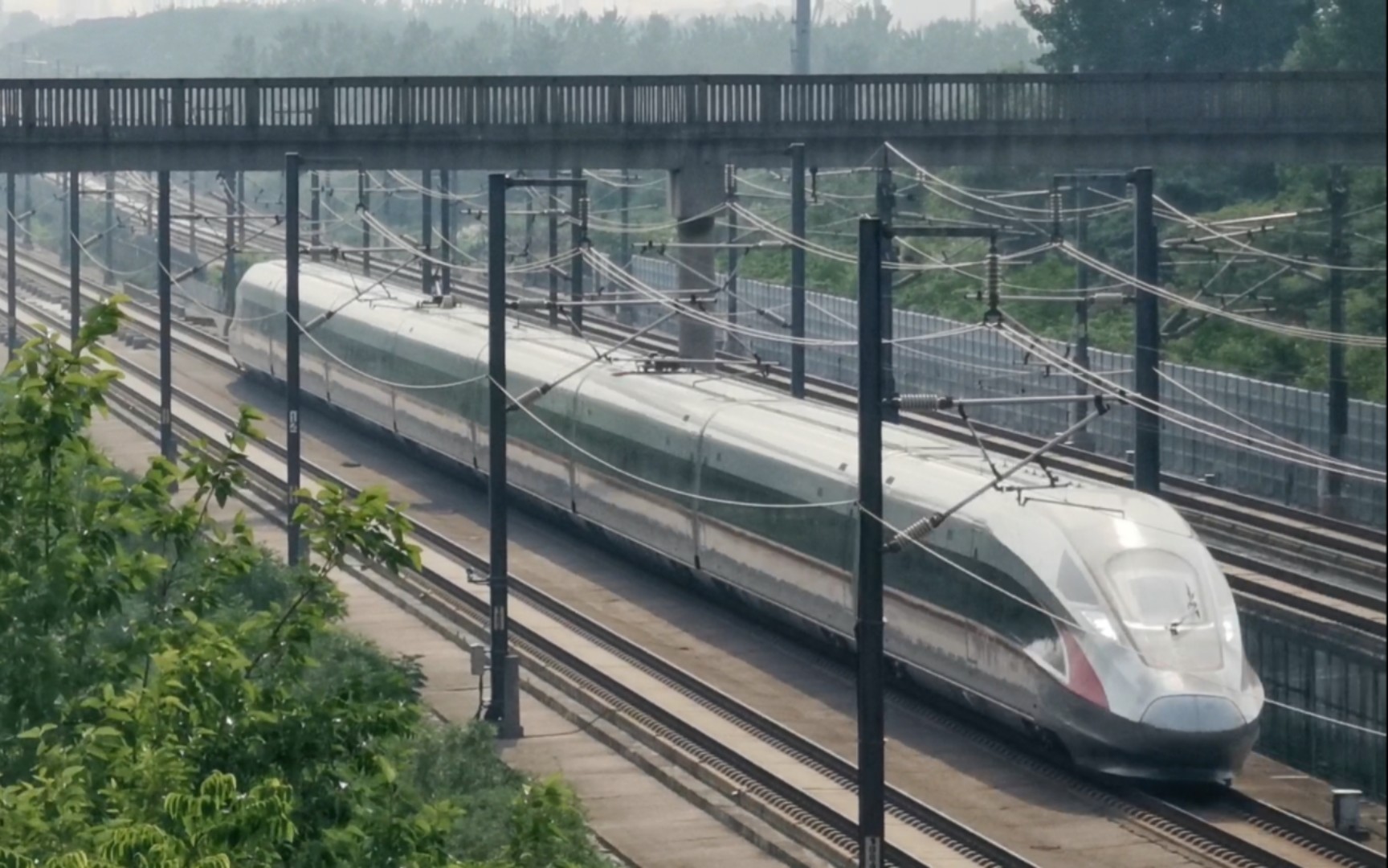 京沪高铁,临时更换为普通cr400af复兴号的g1209次列车接近镇江南站