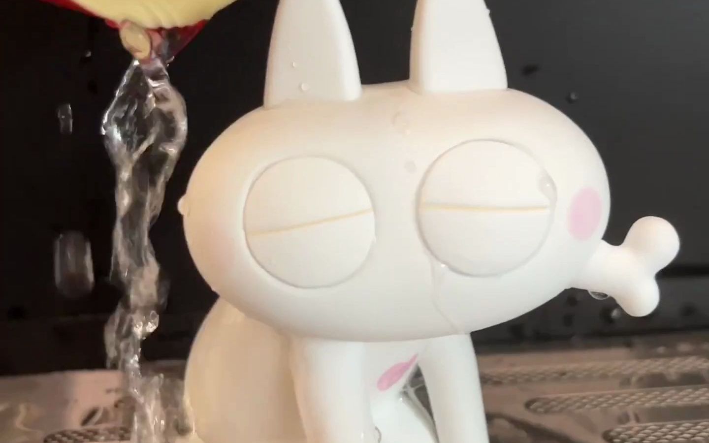 温水能煮青蛙,亦能将nobeko手办的脸蛋变红