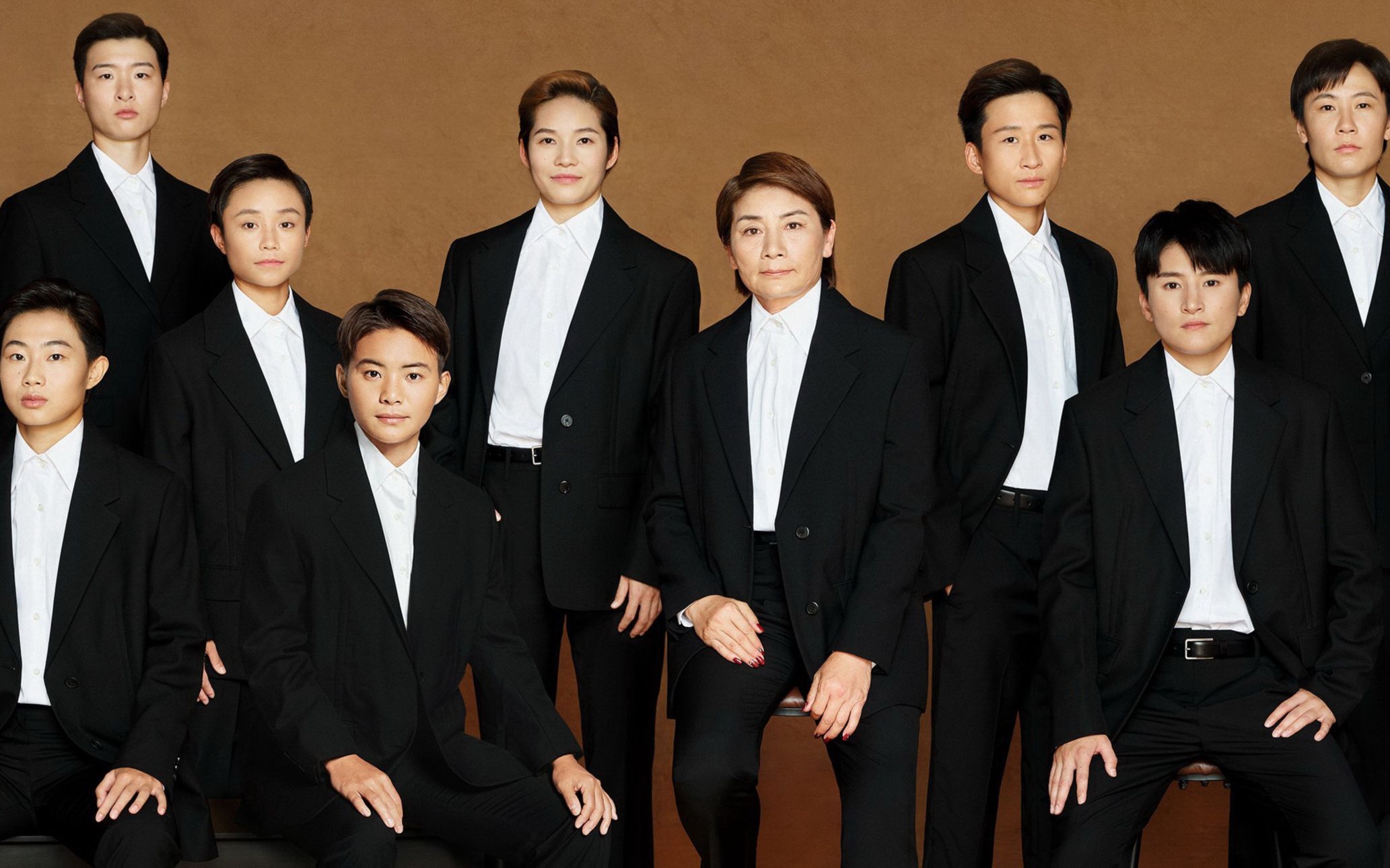 中国女足西装全家福