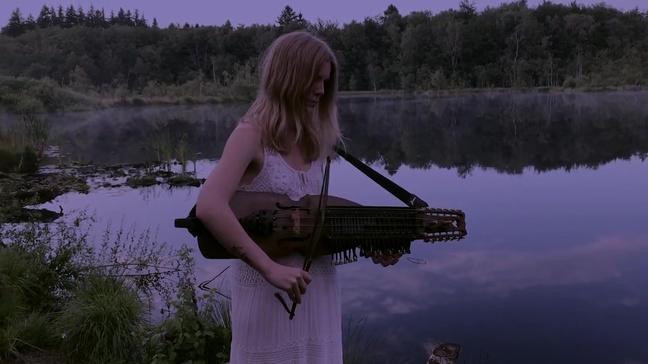 [图]丹麦单人女子黑金属Myrkur 用传统民族乐器Nyckelharpa(键提琴) 演奏民歌之美