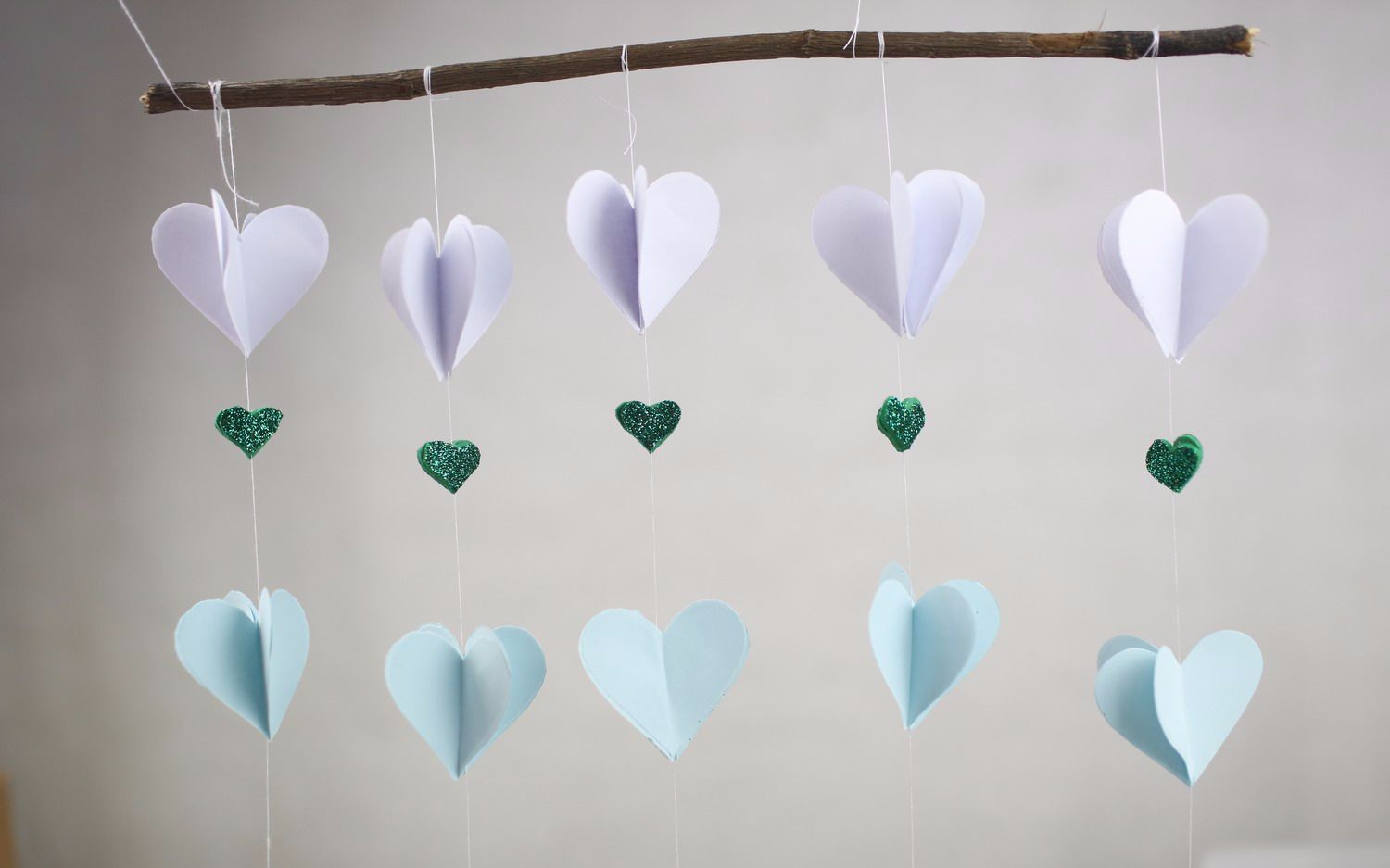 小手工用树枝和卡纸制作一个充满少女心的爱心风铃挂件