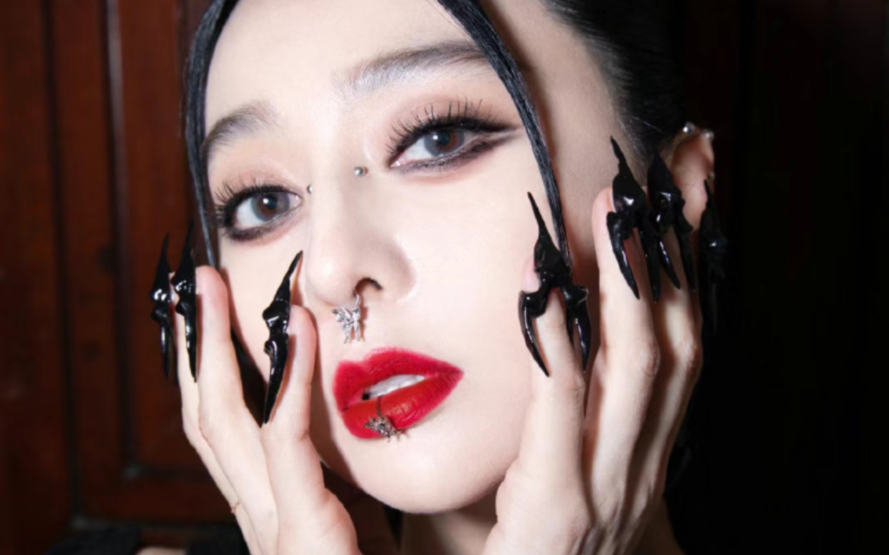 范冰冰巴黎时装周:哥特风暗黑少女!山本耀司系列!