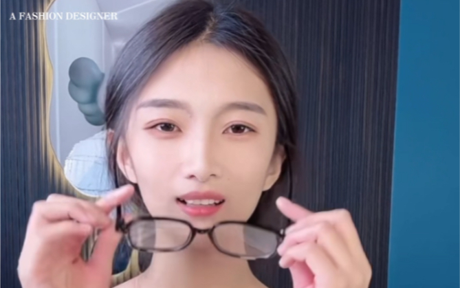 皮肤超白的大眼萌妹,秒变黑框眼镜娘,超可爱,超开心～萌系风满满