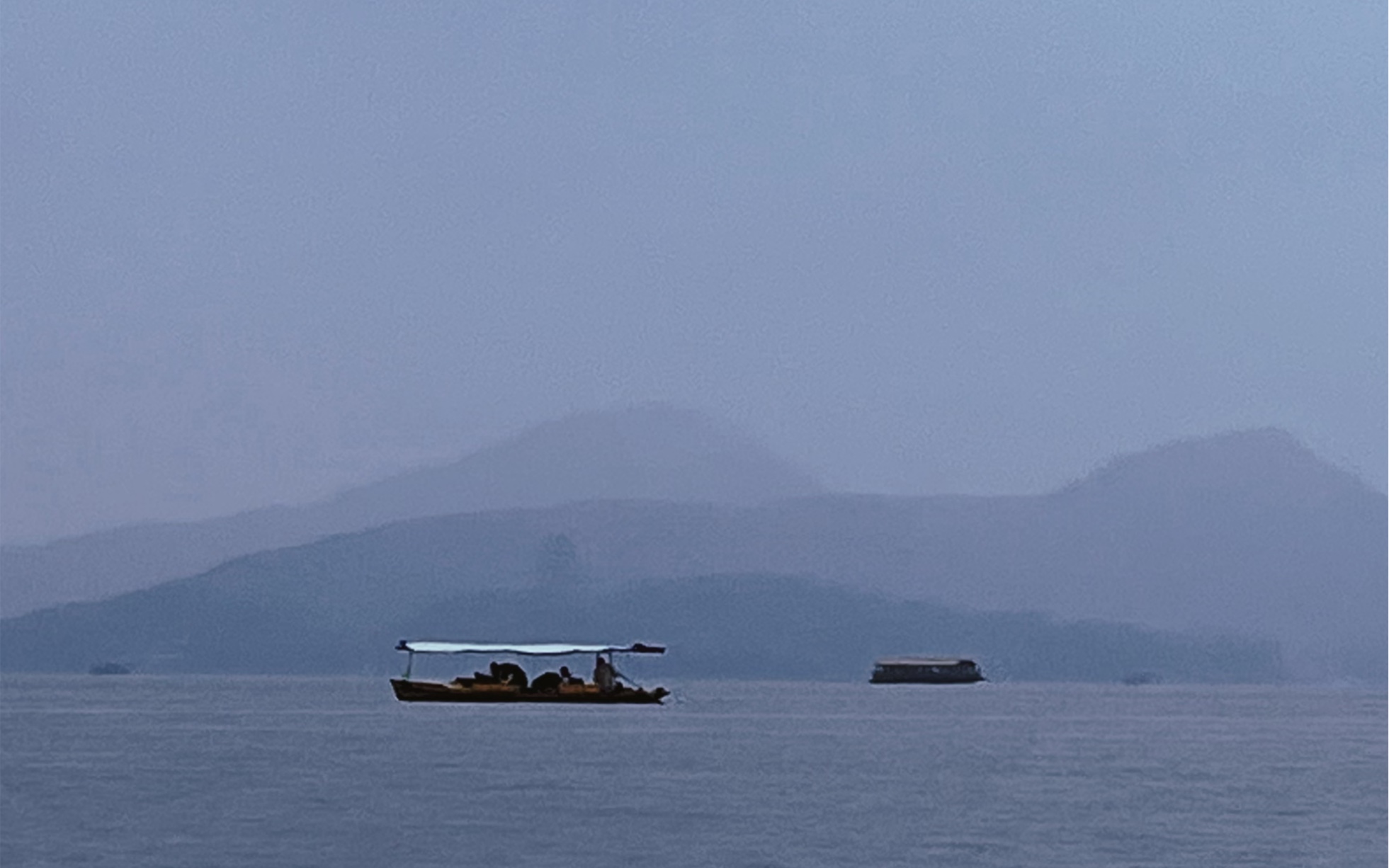 [图]黑云翻墨未遮山， 白雨跳珠乱入船。卷地风来忽吹散， 望湖楼下水如天。（雨中泛舟西湖）