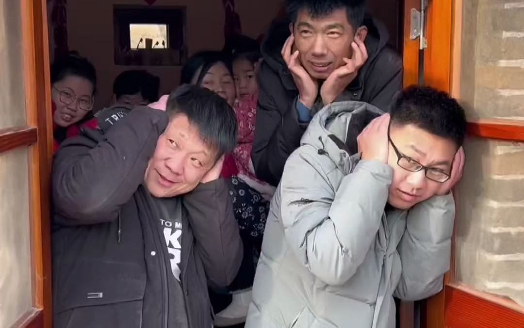 辞旧迎新贴春联喜气洋洋福气多爆竹声声辞旧岁合家欢乐迎新春山杨大叔