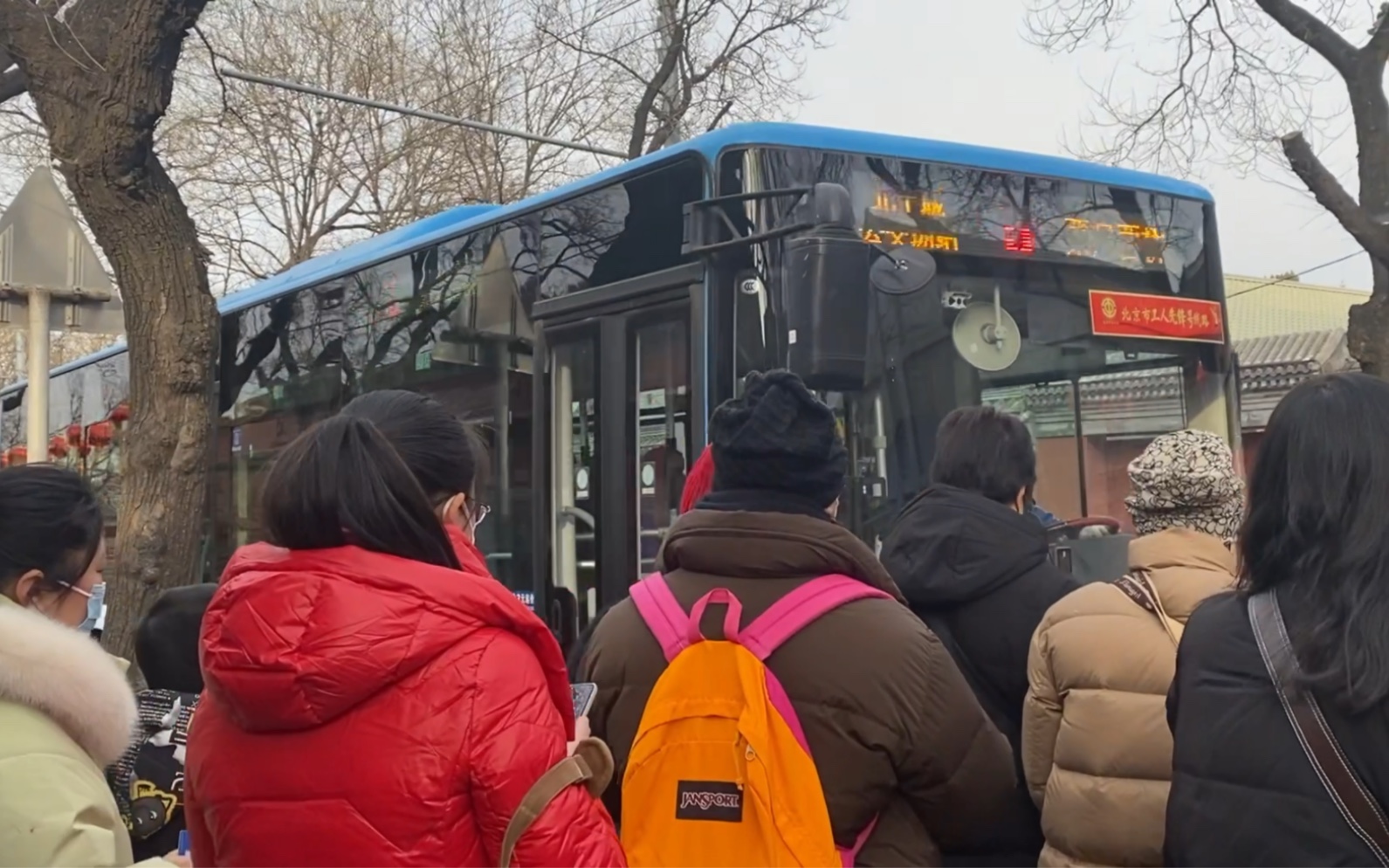 【北京公交服务不足盛况】"上啊往里走啊"吊门进站,部分乘客依旧滞留.