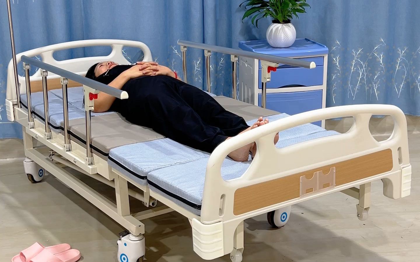 多功能半翻护理床可设置定时翻身等功能